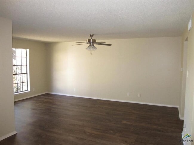 Building Photo - 323 Top Hill Dr