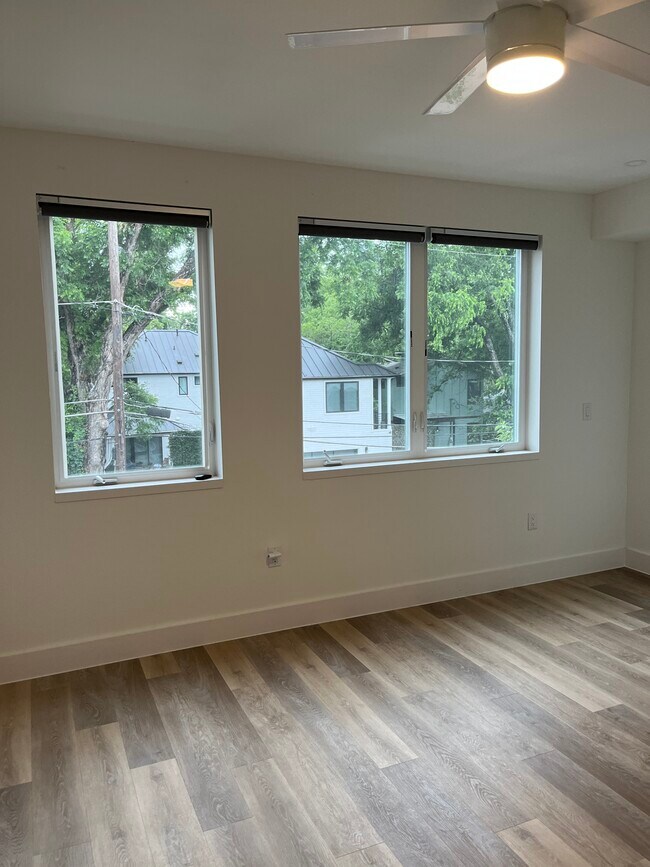 Building Photo - 2709 E 5th St