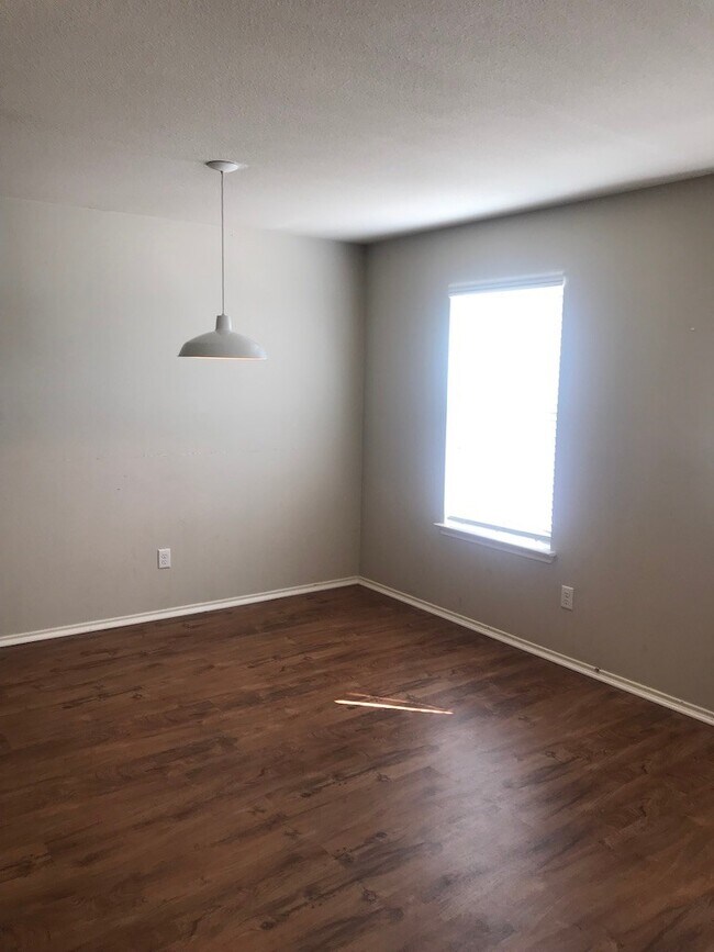 Building Photo - GREAT HOME! GREAT LOCATION