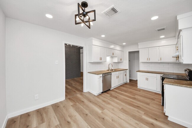 Building Photo - 718 Land Grant Dr