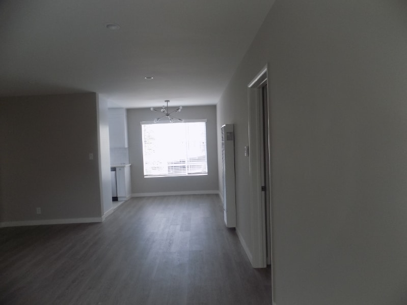 Building Photo - 646 S Barrington Ave