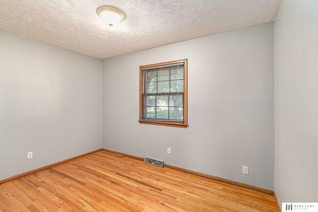 Building Photo - 7208 Pine Dr