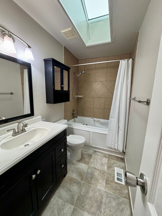 Building Photo - Lovely 3 bedroom+ Office in Widefield