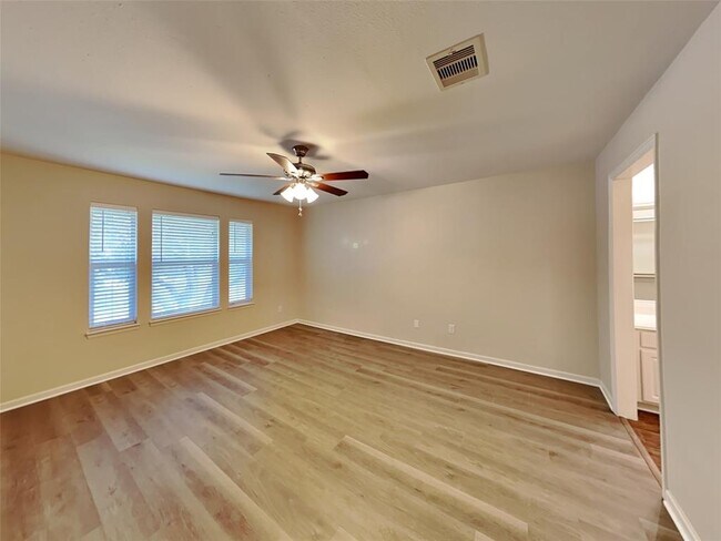 Building Photo - 501 Falcon Lake Dr