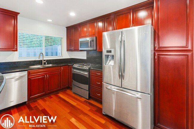 Building Photo - Beautifully Upgraded 2-Bed, 3-Bath Townhou...