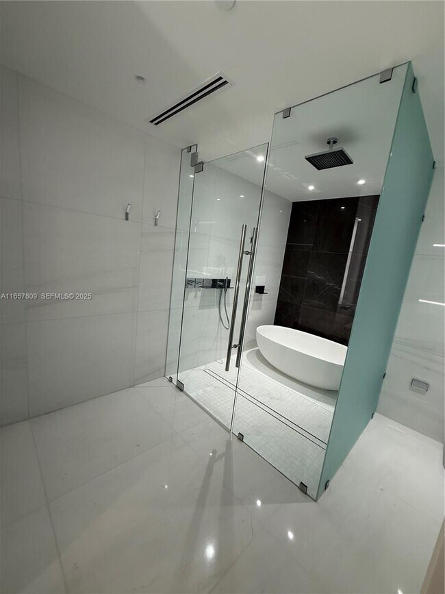 Building Photo - 300 Biscayne Blvd Way