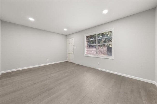 Building Photo - 2637 Lester St