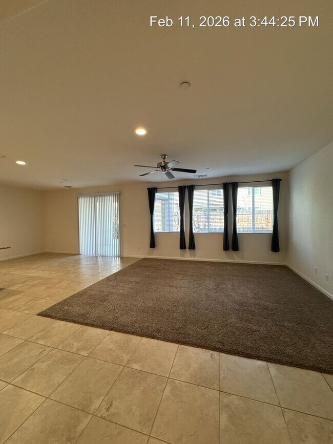 Building Photo - 4 Bedroom home! Rent Ready NW Visalia!