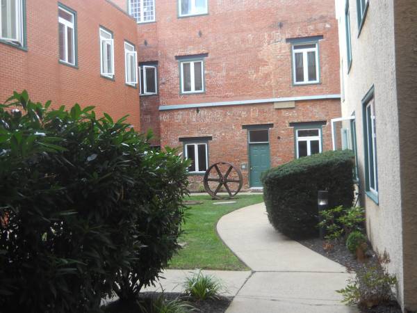Building Photo - 136 N Bread St