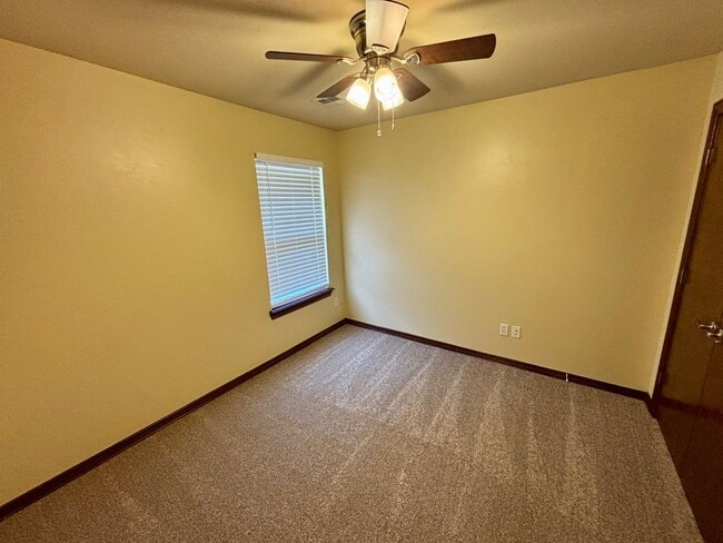 Building Photo - Charming 4 Bed 2 Bath in Yukon