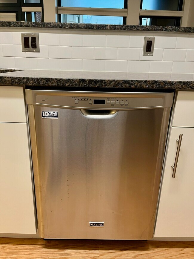 Building Photo - 1390 Kenyon St NW