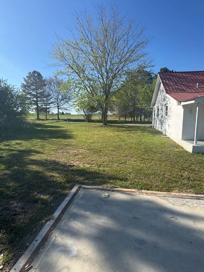 Building Photo - "Charming 2-Bedroom Duplex Retreat on Everett Road Unit B – 2 Full Baths and 1155 Sq Ft of Comfor...