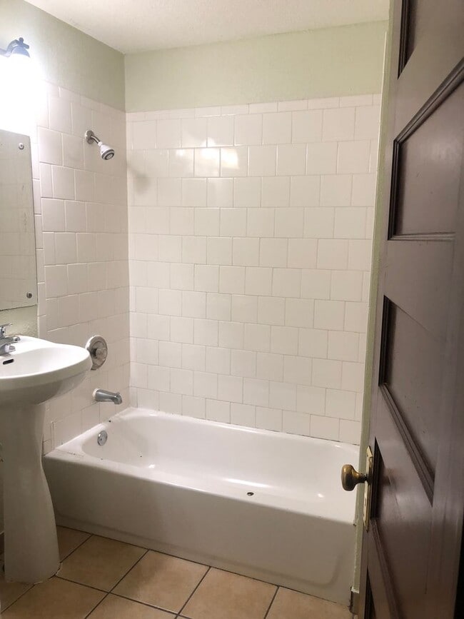 Building Photo - Beautiful 6br house with garage