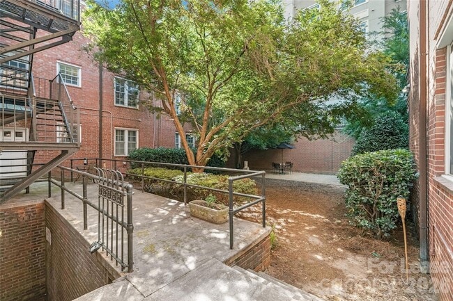 Building Photo - 920 Monticello Terrace