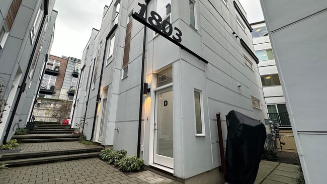 Building Photo - 1803 20th Ave