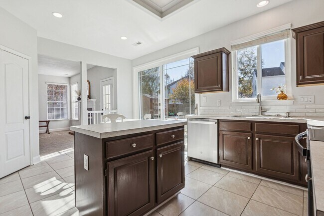 Building Photo - Bright, Clean & Convenient - Perfect 4 Bedroom Home in Chesapeake