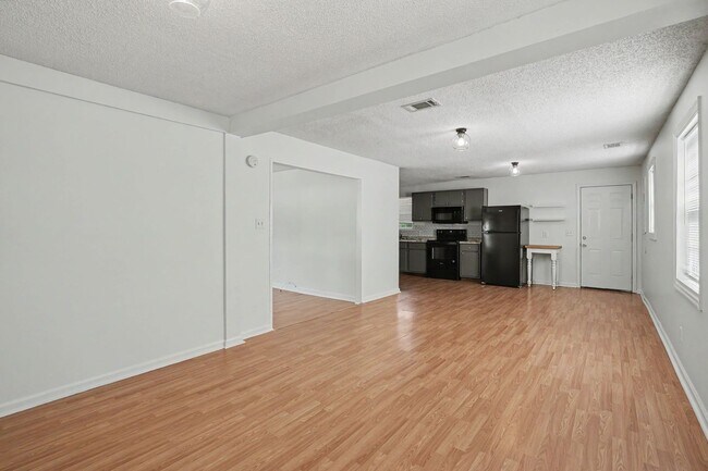 Building Photo - 3 Bed 2 Bath Home with Great Outdoor Space!