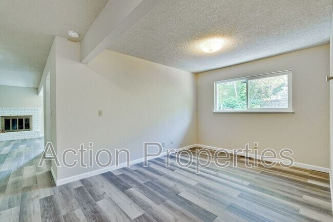 Building Photo - 67 Holbrook Ln