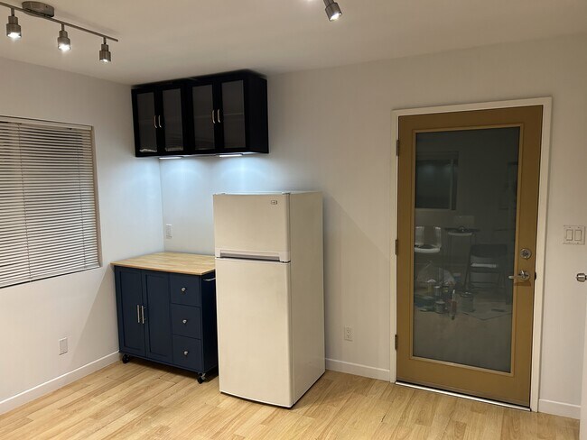 Building Photo - 206 28th St