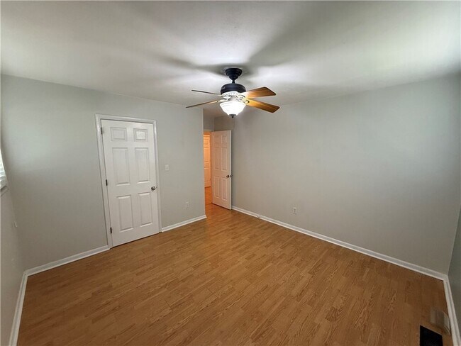 Building Photo - 6418 Oakhurst Pl