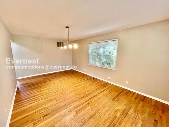 Building Photo - 3 Bed, 2.5 Bath Home with Fenced Yard & Garage / Pet-Friendly / Coming Soon!