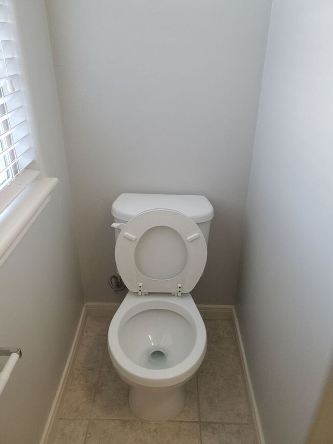 Building Photo - 4 bedrooms/2.5 bath over 2,000 square feet