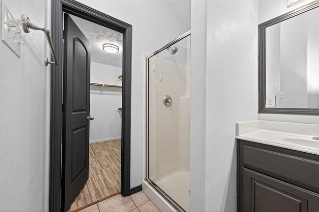 Building Photo - 10542 Parkside Dr