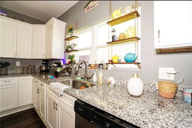 Building Photo - 434 Clearwater St