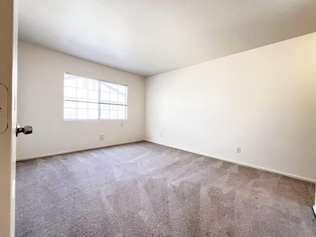 Building Photo - Spacious Townhome in Desirable Green Valle...