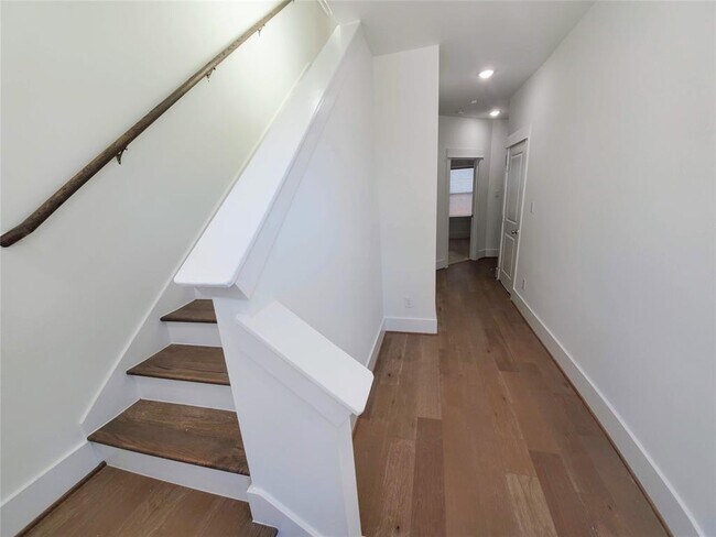 Building Photo - 311 Cyclamen St