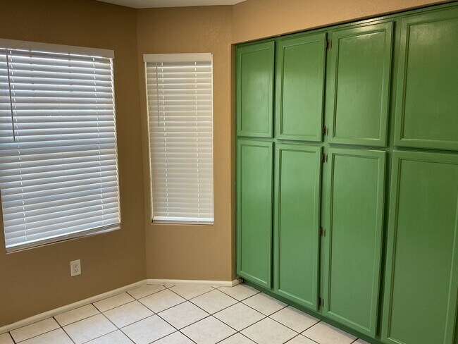 Building Photo - Spacious Townhouse near McKellips & Lindsay across from Community Pool