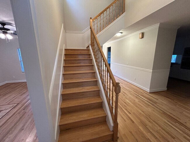 Building Photo - Spacious and Perfectly located 4/2 home in...