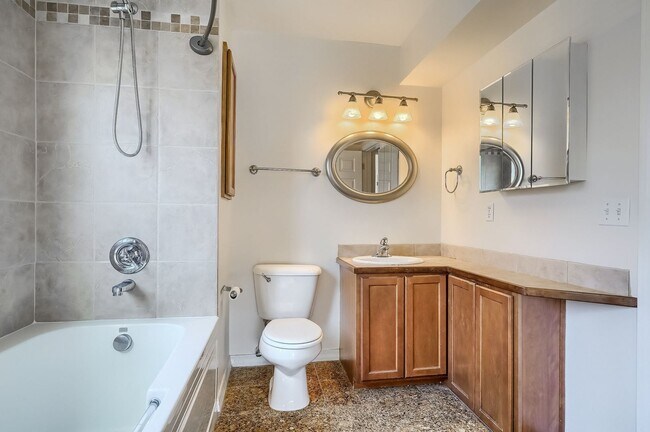 Building Photo - 3 Bed / 2 Bath Capitol Hill Condo | 2 Parking Spaces | Balcony | Walk Score 95 "Free April Rent"