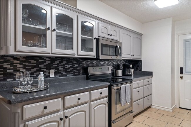 Building Photo - Captivating 3-Bedroom Escape with Private Deck & HOA Pool Access in Grand Prairie!