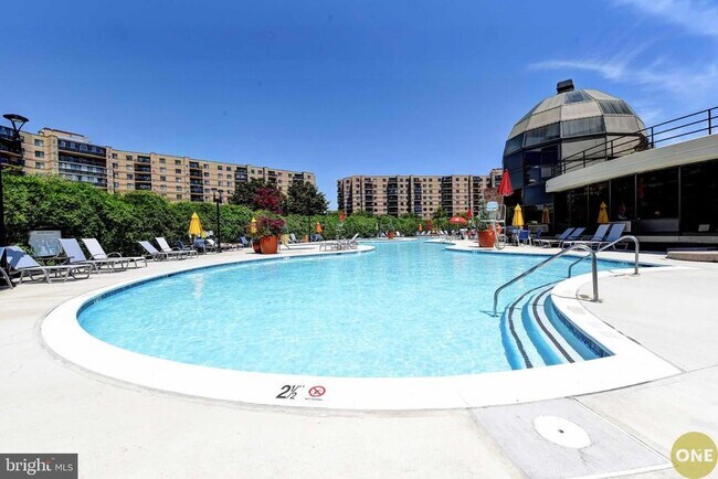 Building Photo - 8350 Greensboro Dr