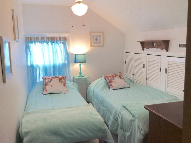 Second bedroom - two bed or one downstairs as a day bed - 3061 Maple Ave