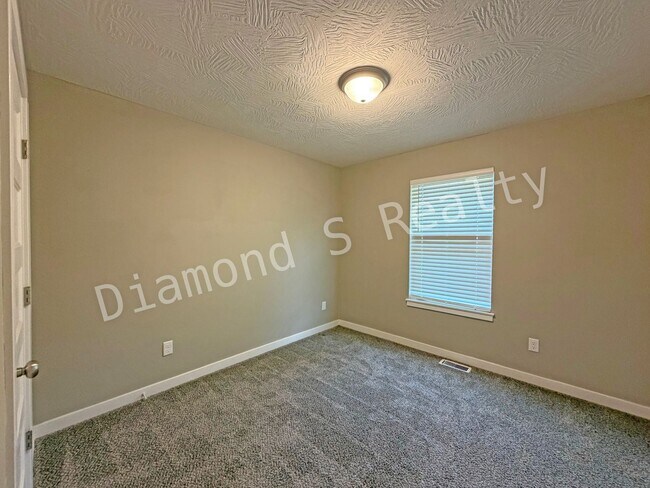 Building Photo - Stunning 3 Bedroom / 2 Bath Home in Nixa A...