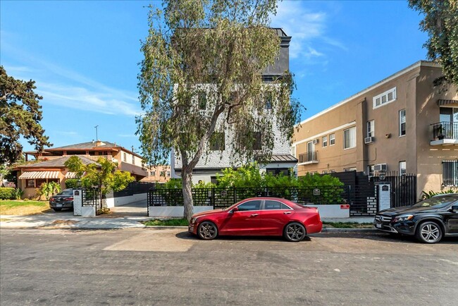 Building Photo - Beautiful Three Story Townhome! Flexible L...