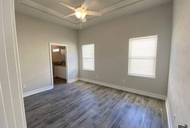 Building Photo - 3 BEDROOM 2 BATH HOME