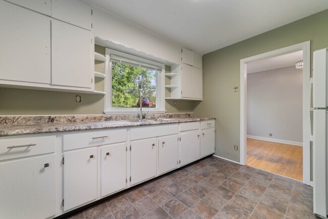 Building Photo - Duluth MN 5-Bedroom - 2-Bath Single Family