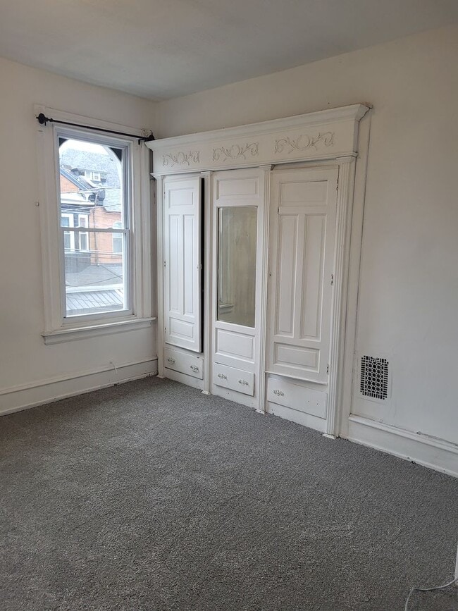 Building Photo - Available July 5, 2026! Spacious 4 bedroom...