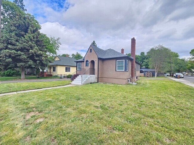 Primary Photo - $2,300 - 4 Bed / 2 Bath Charming Home In P...