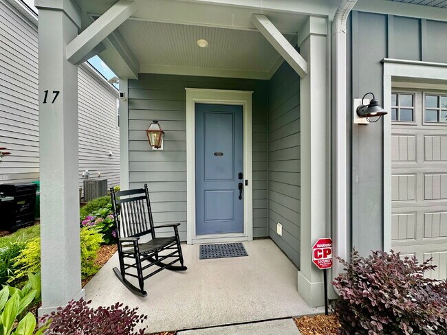 Building Photo - Beautiful Four Bedroom Fully Furnished Home Located in The Walk!