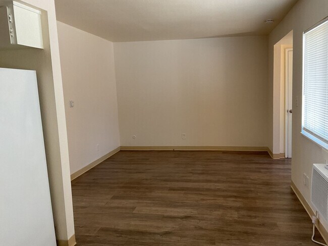 Building Photo - 5519 Paloma Ave