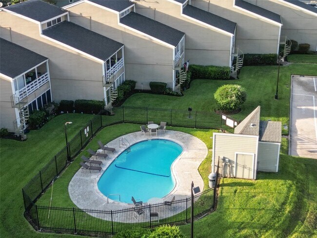 Building Photo - 3 April Point Dr S