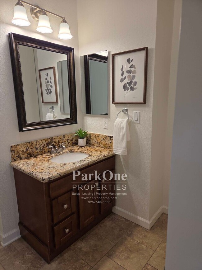 Building Photo - 1733 S Villa Way