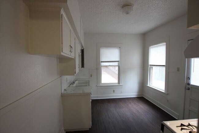 Building Photo - Schedule A Tour Today! 1 Bedroom 1 Bath Apartment in the Heart of Tyler!