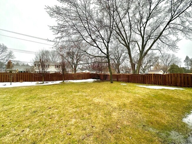 Building Photo - Beautiful / Spacious 3 Bed 3 Bath Ranch Style Single Family Home!