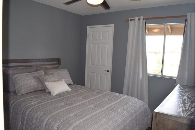Building Photo - Southpointe - Upstairs 2 bedroom 1.5 bath ...