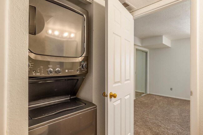 Building Photo - Conveniently Located Condo in Prospector S...